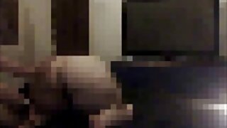 Ginger žena sa hrá so svojou mačičkou